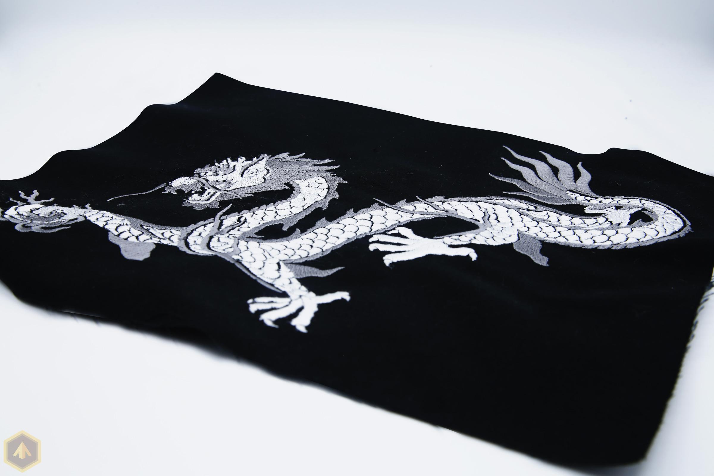 Вышивка японского дракона в светло — серых тонах
