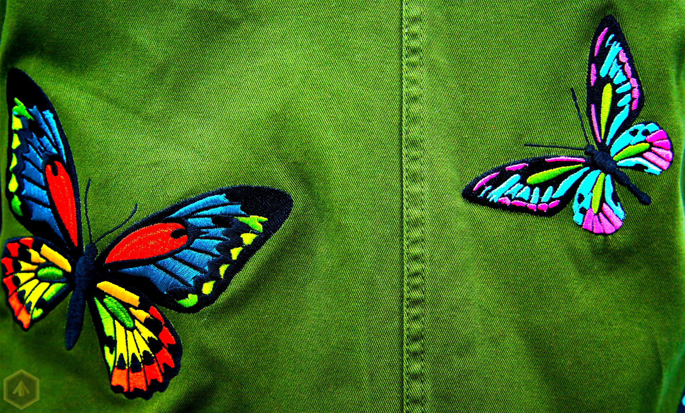 бабочки на защитной куртке - 2