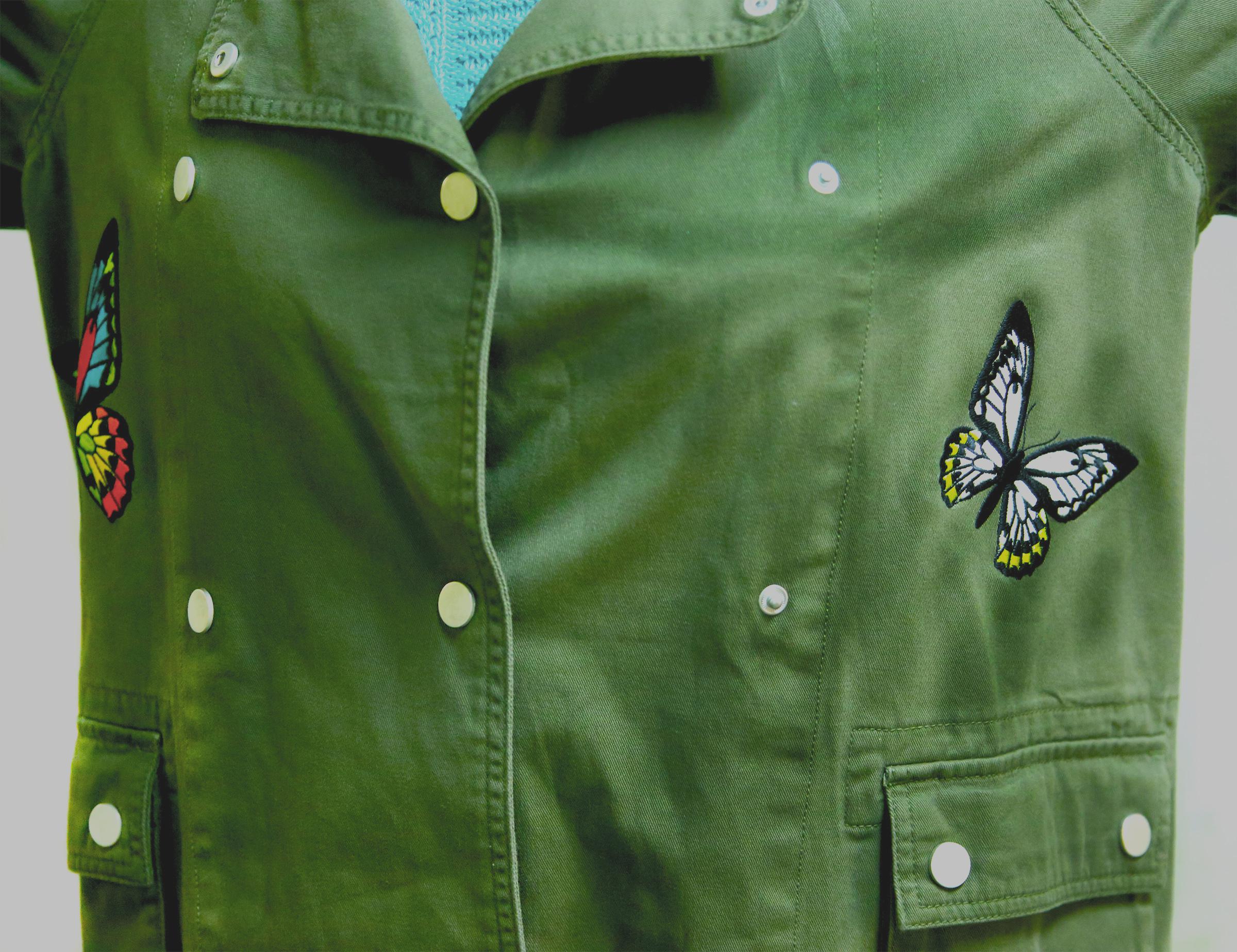 бабочки на защитной куртке - 4