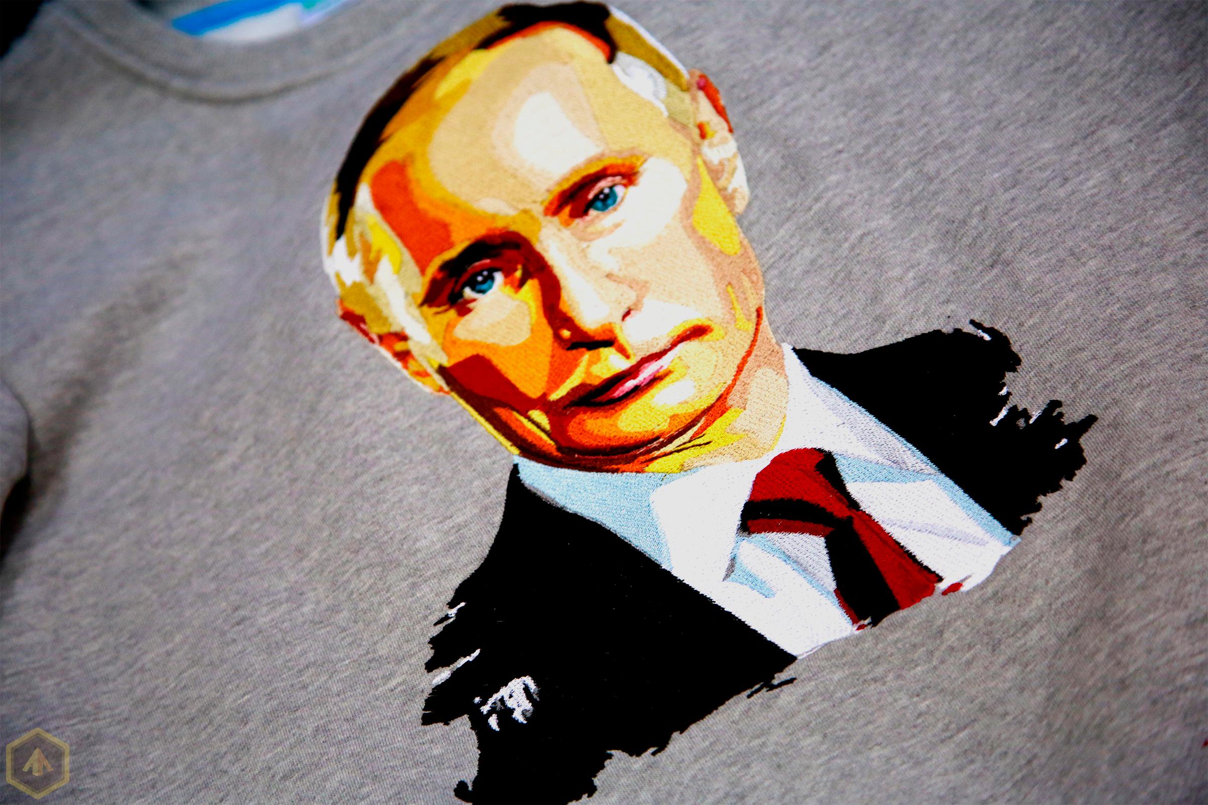 Портрет Путина на толстовке