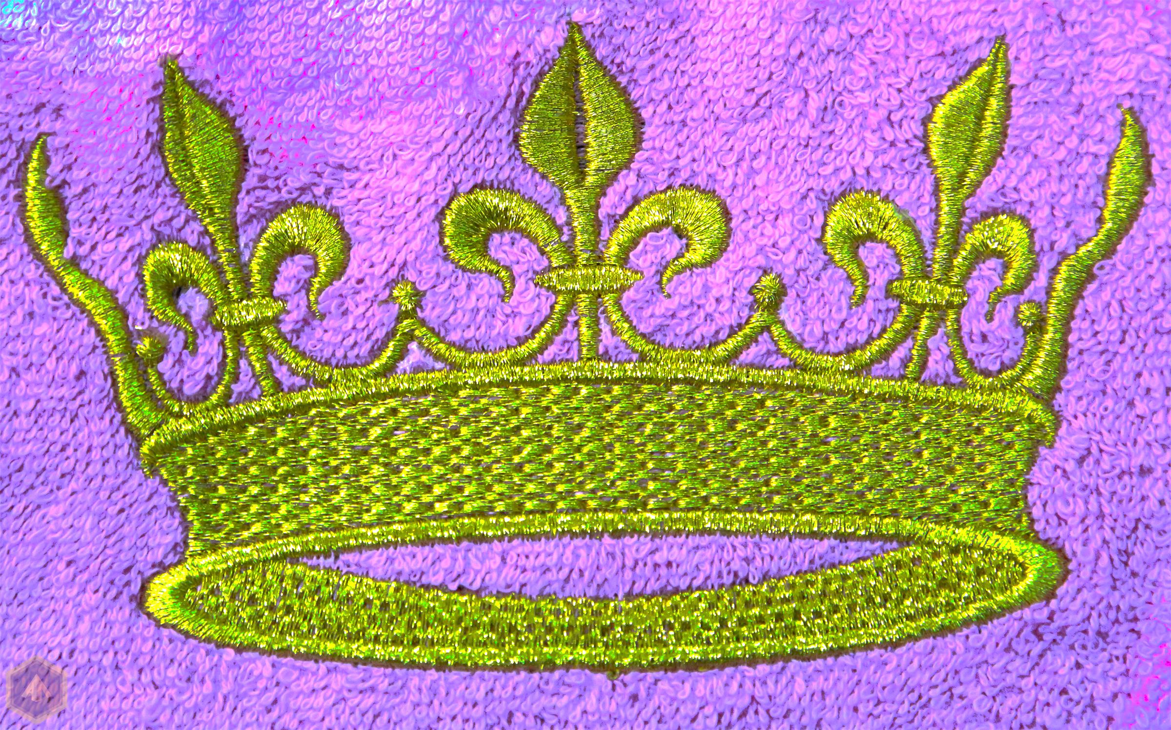 15. Вышитая корона на махровом розовом халате