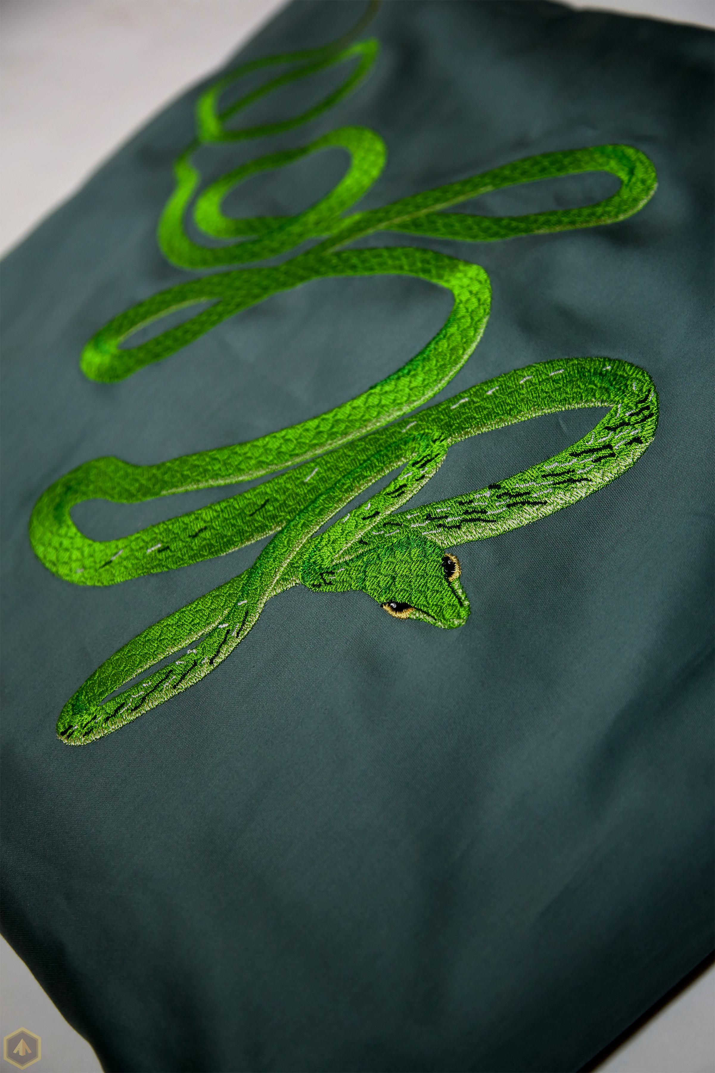 2.Зеленый пододеяльник с вышитой змеей