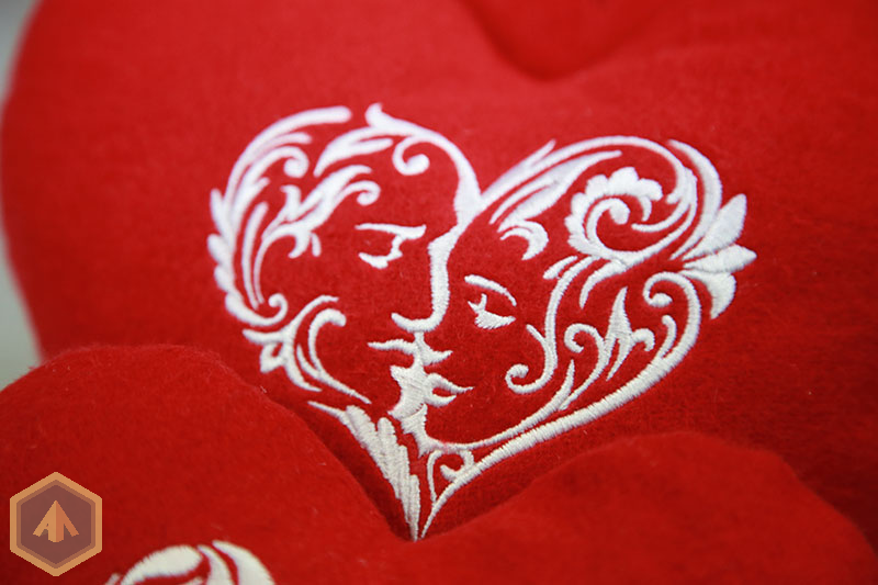 Подушка сердце с вышивкой влюбленные