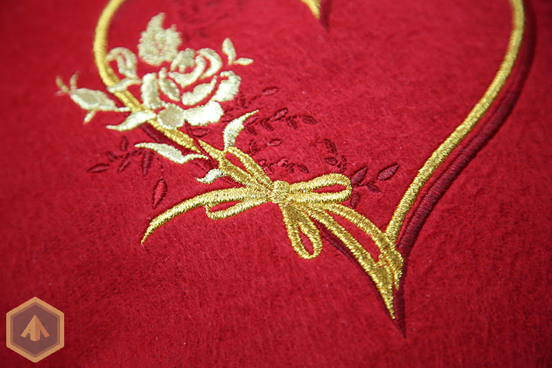 Вышивка на мягкой игрушке "Золотая роза"