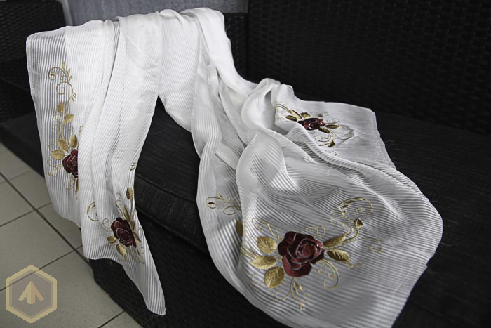 Темная роза на белом шелковом шарфе - 1