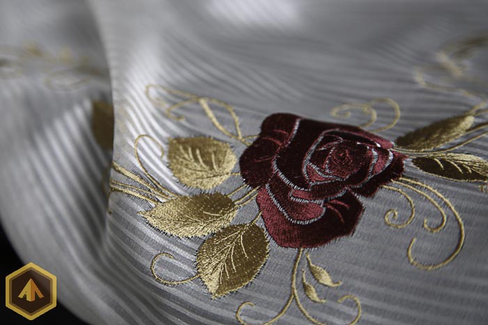 Темная роза на белом шелковом шарфе - 2