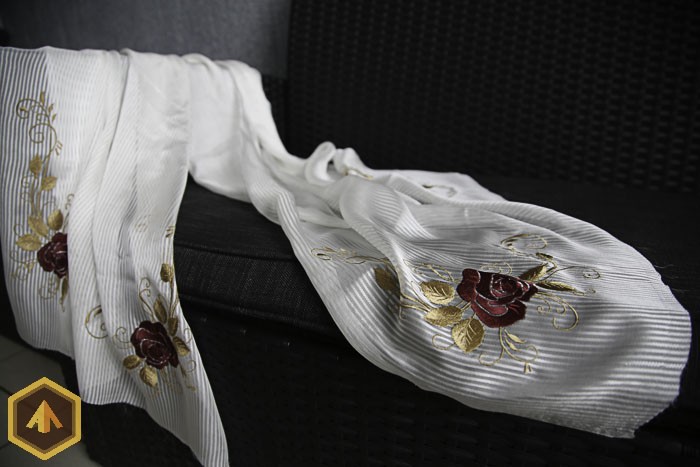 Темная роза на белом шелковом шарфе - 3