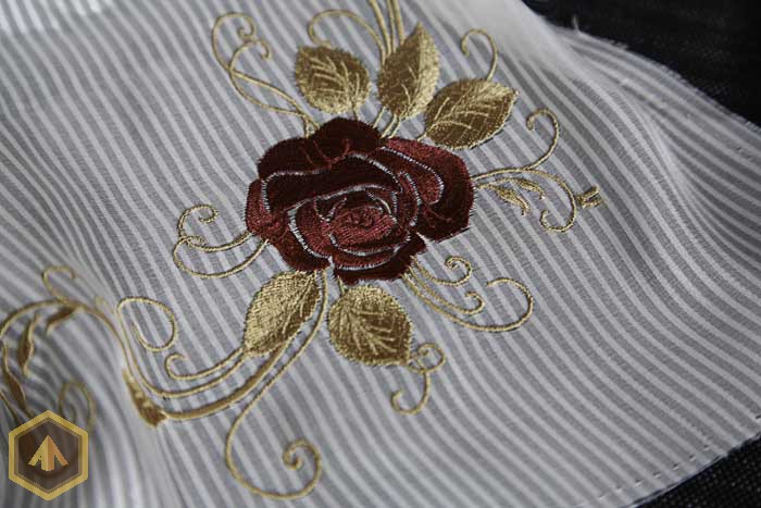 Темная роза на белом шелковом шарфе - 4