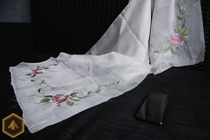 Светлые розы на белом шелковом шарфе- 1