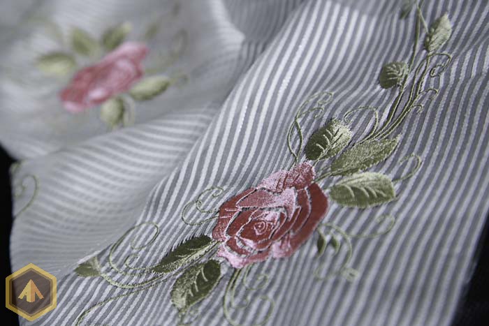 Светлые розы на белом шелковом шарфе- 2